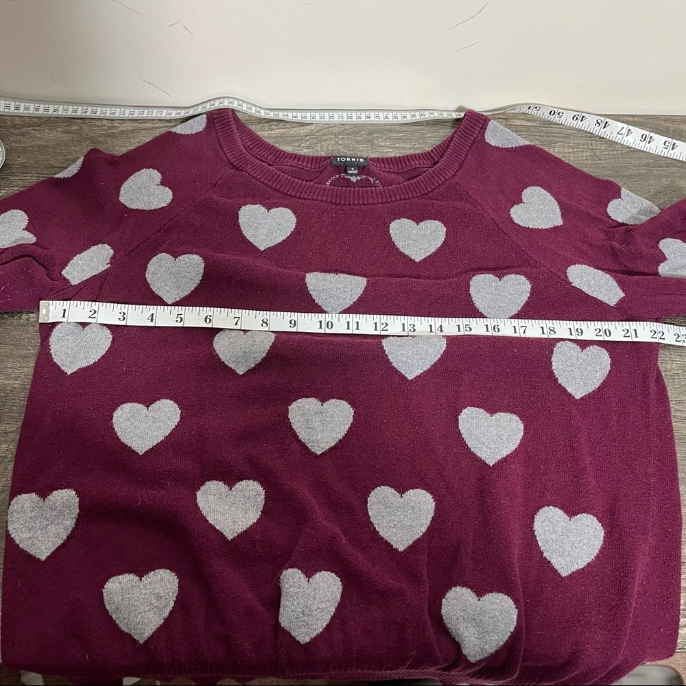 🎉 HP 🎉 Torrid Burgundy and Gray Cotton Heart Print Sweater, Size 1 - Picture 8 of 13